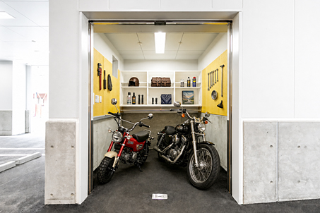 大型バイク複数台駐車OKのガレージタイプ！<