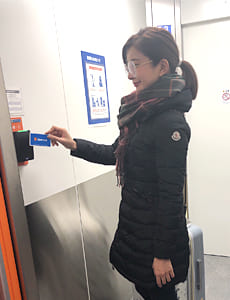 人気モデル中村江莉香さんのトランクルーム活用術 カードキー